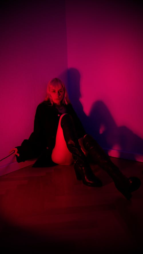 黑色的长袖衬衫和黑色的裤子，坐在地板上的女人 · 免费素材图片