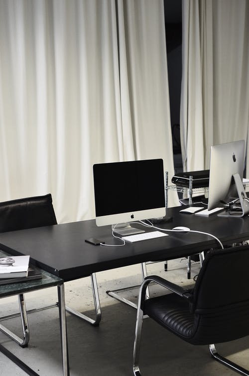 白色桌上的黑色平板电脑显示器 · 免费素材图片