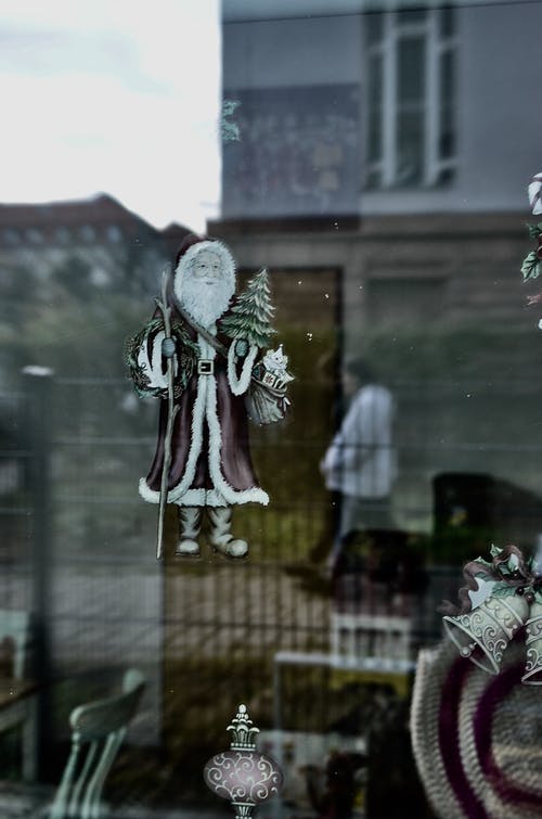 白色和红色的衣服，挂在窗户上 · 免费素材图片