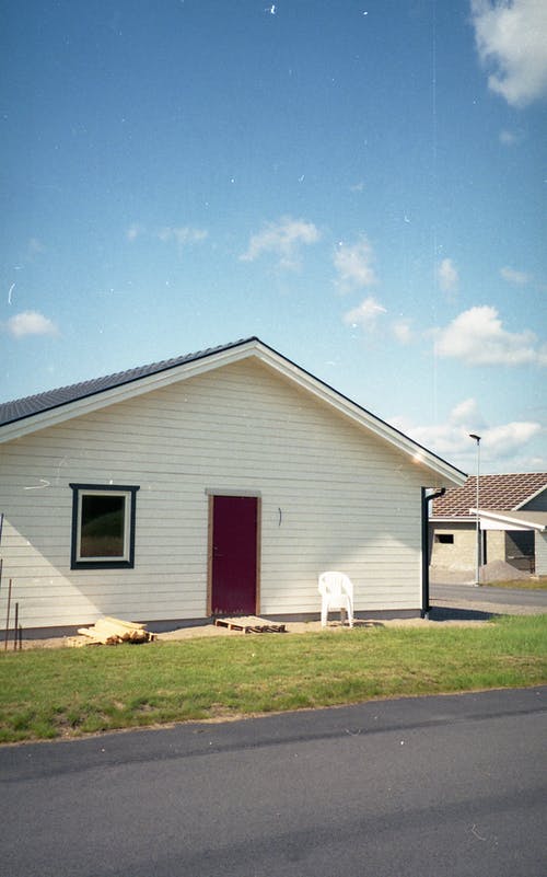 蓝蓝的天空下的红色和白色木屋 · 免费素材图片