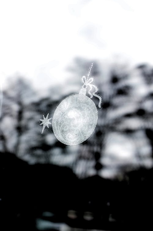 灰度摄影中的银色圆形圣诞摆设 · 免费素材图片