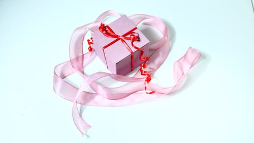白色背景上的红色礼品盒 · 免费素材图片