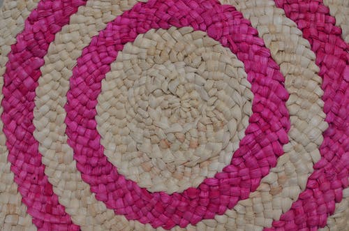 粉色和白色编织圆形篮子 · 免费素材图片