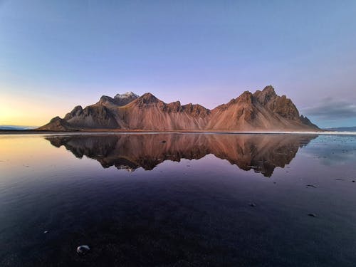 平静的湖面，在岩石岛附近的冰川 · 免费素材图片