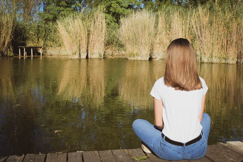 有关坐, 女人, 年轻的免费素材图片
