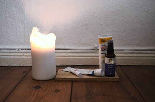 棕色的木桌上的白色支柱蜡烛 · 免费素材图片