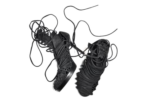 白色背景上的黑色蕾丝靴子 · 免费素材图片