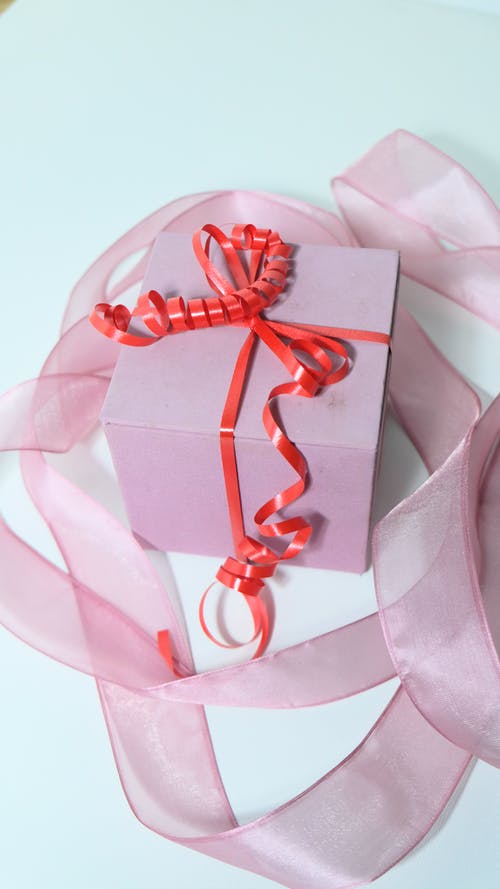 红色和白色心形礼品盒 · 免费素材图片