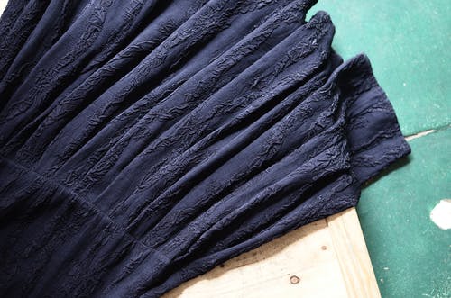 棕色木制的桌子上的黑色纺织品 · 免费素材图片