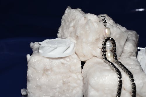 白米饭在蓝色陶瓷板上 · 免费素材图片