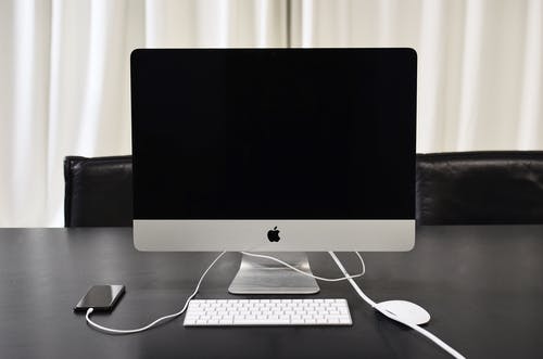 白桌上的银色imac · 免费素材图片