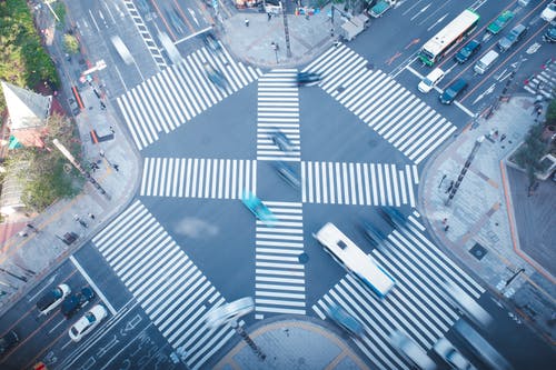 有关交通道路, 人行道, 十字路口的免费素材图片