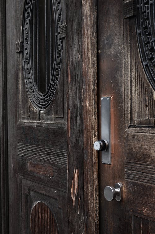 棕色木门与银色门把手 · 免费素材图片