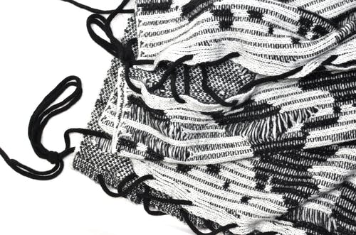 黑白针织纺织品 · 免费素材图片