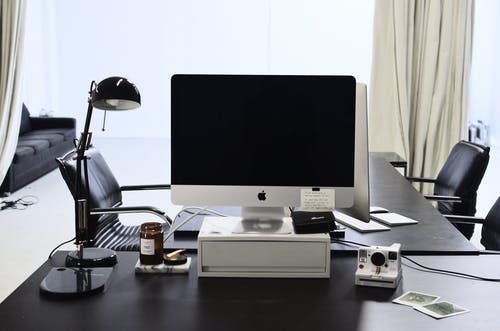 白色的木桌上的银色imac · 免费素材图片