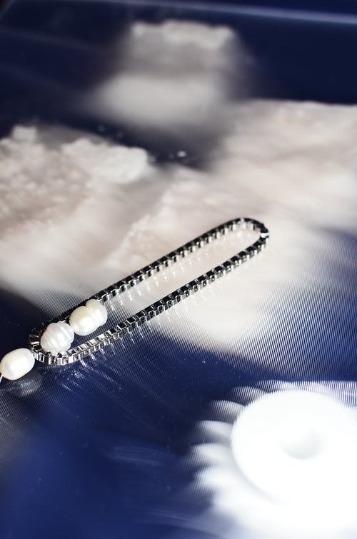 白色和蓝色的云彩和月亮 · 免费素材图片