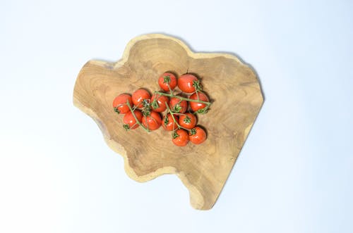 棕色木制心形桌上的红樱桃 · 免费素材图片