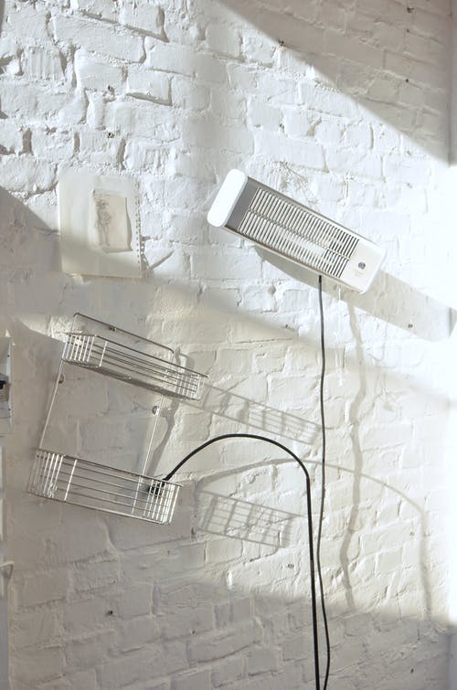 棕色混凝土墙上的白色电子设备 · 免费素材图片