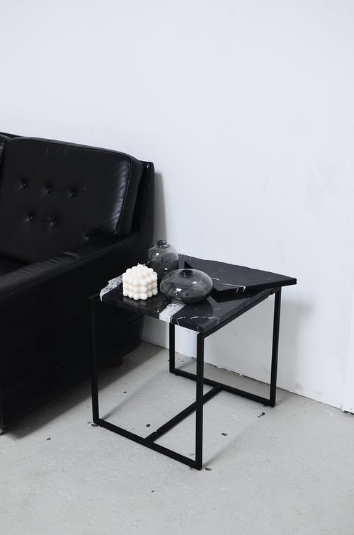 黑色钢桌旁的黑色皮革沙发 · 免费素材图片