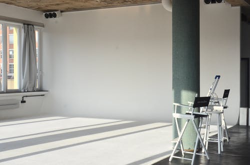 白色和黑色金属框 · 免费素材图片