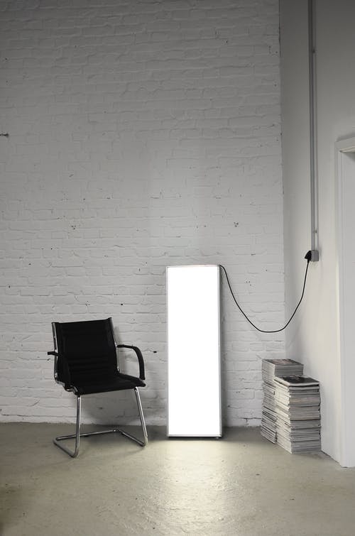白墙旁的黑色和白色椅子 · 免费素材图片