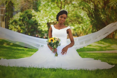 有关一束鲜花, 人, 婚纱礼服的免费素材图片