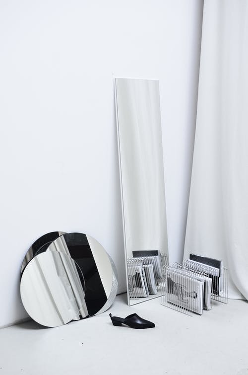 白色和黑色电脑键盘，旁边白色窗帘 · 免费素材图片