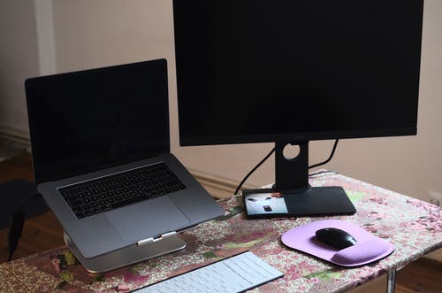 白色桌子上的黑色纯平电脑显示器 · 免费素材图片
