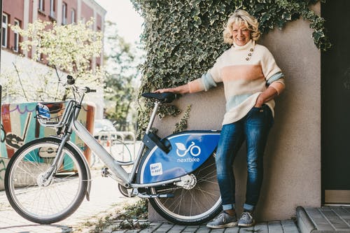 有关休闲装, 摆姿势, 毛线衣的免费素材图片