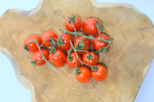 棕色木菜板上的红番茄 · 免费素材图片