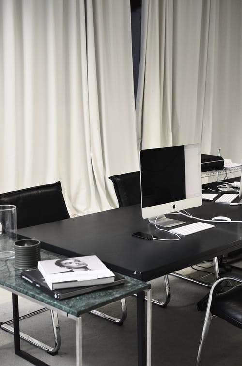 白色桌上的黑色平板电脑显示器 · 免费素材图片