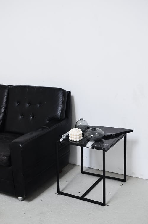 黑色金属桌旁的黑色真皮沙发 · 免费素材图片