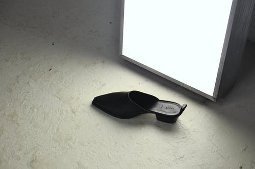 白表上的黑色皮鞋 · 免费素材图片