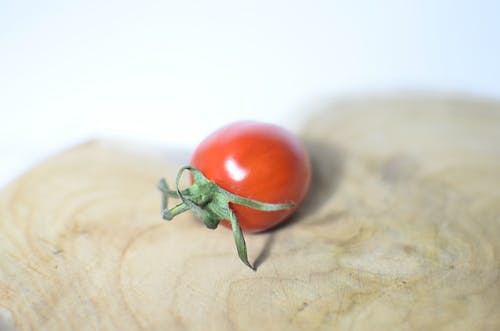 棕色的木桌上的红番茄 · 免费素材图片
