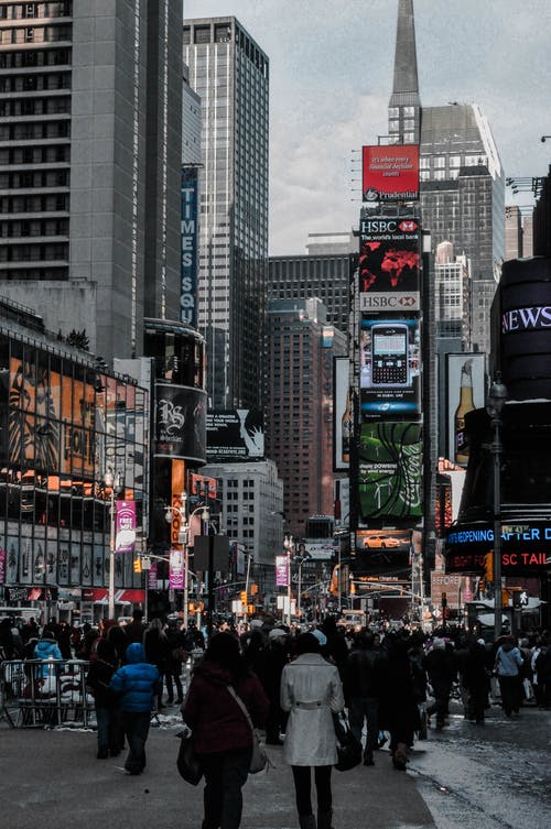 有关人, 垂直拍摄, 广告牌的免费素材图片