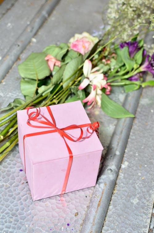 灰色的水泥地板上的粉红色和白色礼品盒 · 免费素材图片
