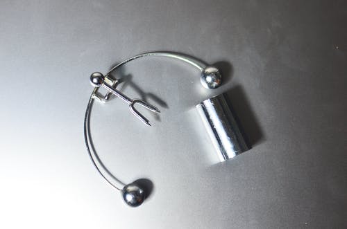 银色和黑色圆形吊坠 · 免费素材图片