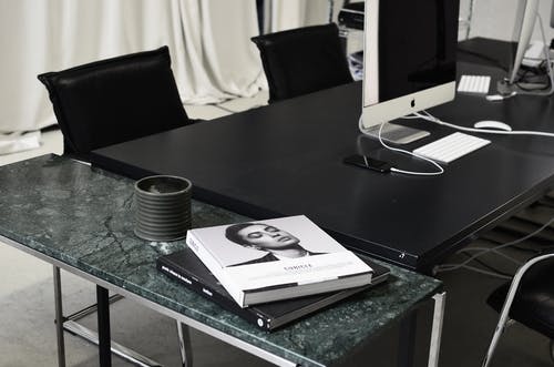 黑色桌上的黑色ipad · 免费素材图片