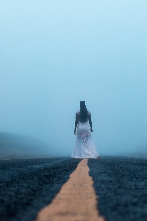 有关低角度拍摄, 女人, 小路的免费素材图片