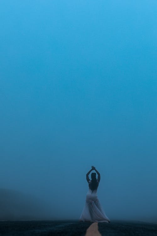 有关低角度拍摄, 女人, 小路的免费素材图片