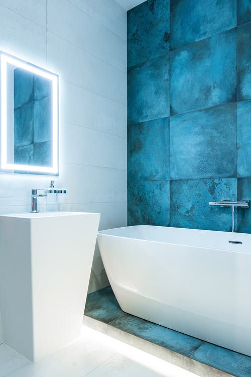 带明亮发光照明的现代浴室 · 免费素材图片