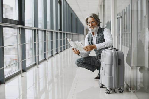 有关人, 地图, 坐下的免费素材图片