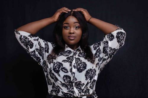 有关女人, 工作室拍摄, 手放在头上的免费素材图片