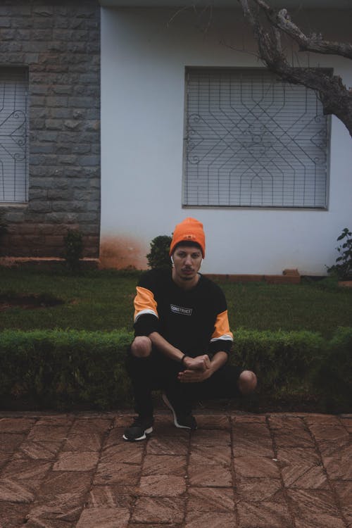 有关（顶部有小羊毛球的）羊毛帽子, 人, 坐的免费素材图片