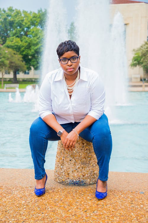 有关喷泉, 坐, 女人的免费素材图片