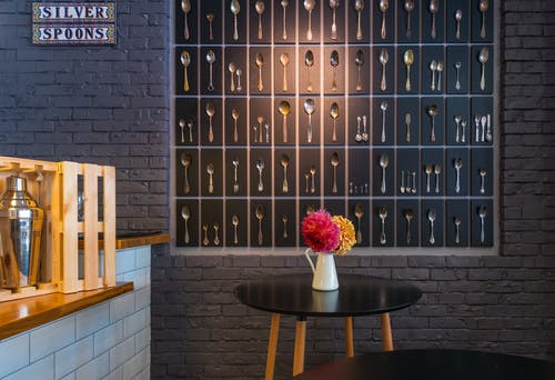 咖啡馆里的各种汤匙的集合 · 免费素材图片