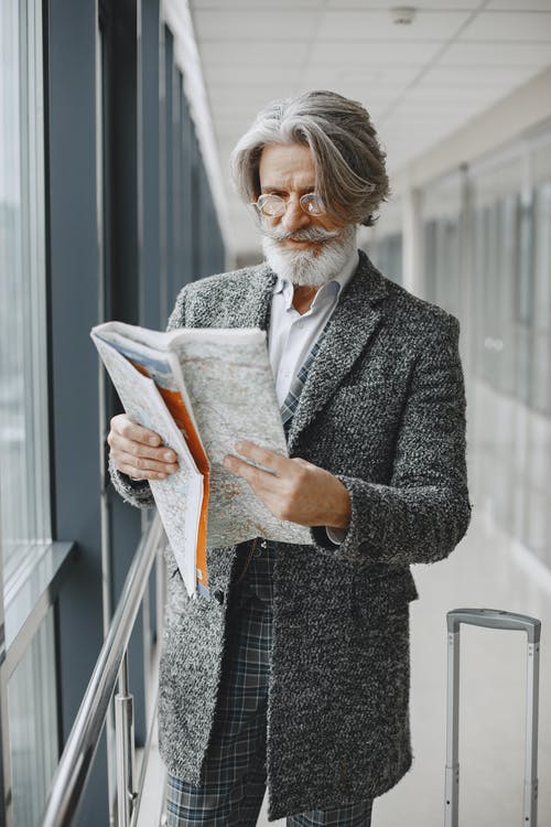 有关人, 地图, 垂直拍摄的免费素材图片