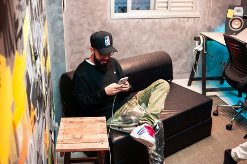 有关人, 坐, 室内的免费素材图片