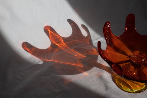 不寻常的红色透明花瓶的影子 · 免费素材图片