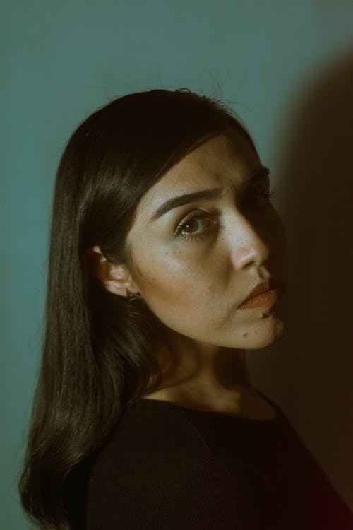 有关咖啡色头发的女人, 严肃, 女人的免费素材图片